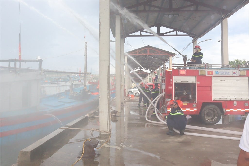 Lực lượng Cảnh sát PCCC&CNCH Công an tỉnh Nghệ An phối hợp triển khai chữa cháy, khống chế đám cháy giả định tại Cảng cá Lạch Quèn. Ảnh: Hữu Tình.