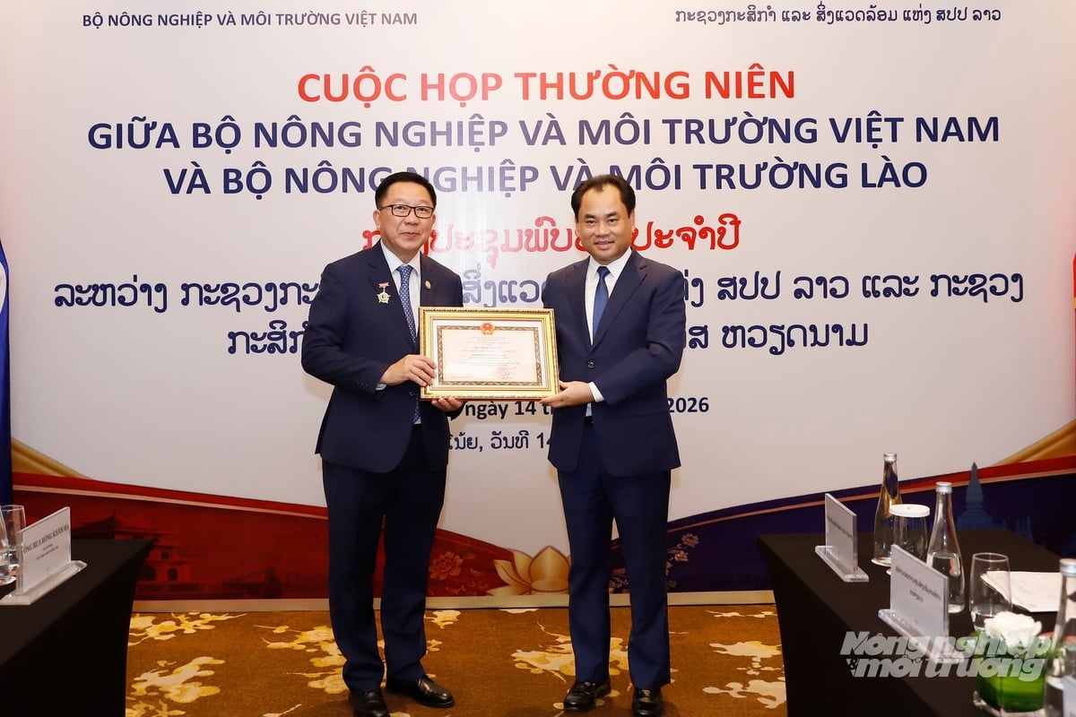 Bộ trưởng Trịnh Việt Hùng đã trao tặng Kỷ niệm chương cho Bộ trưởng Linkham Douangsavanh vì những đóng góp to lớn đối với việc tăng cường quan hệ Việt Nam - Lào trong lĩnh vực nông nghiệp và môi trường. Ảnh: Khương Trung.