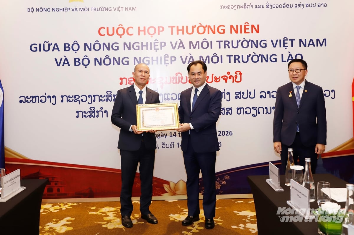 Bộ trưởng Trịnh Việt Hùng trao Kỷ niệm chương cho Tiến sĩ Boundeth Southavilay, Cục trưởng Cục Kế hoạch và Hợp tác. Ảnh: Khương Trung.