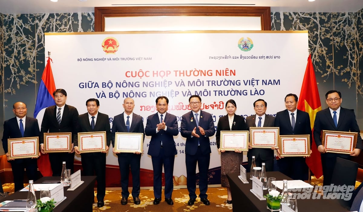 Bộ trưởng Trịnh Việt Hùng trao Bằng khen cho 7 tập thể thuộc Bộ Nông nghiệp và Môi trường Lào có đóng góp nổi bật cho quan hệ hợp tác song phương. Ảnh: Khương Trung.