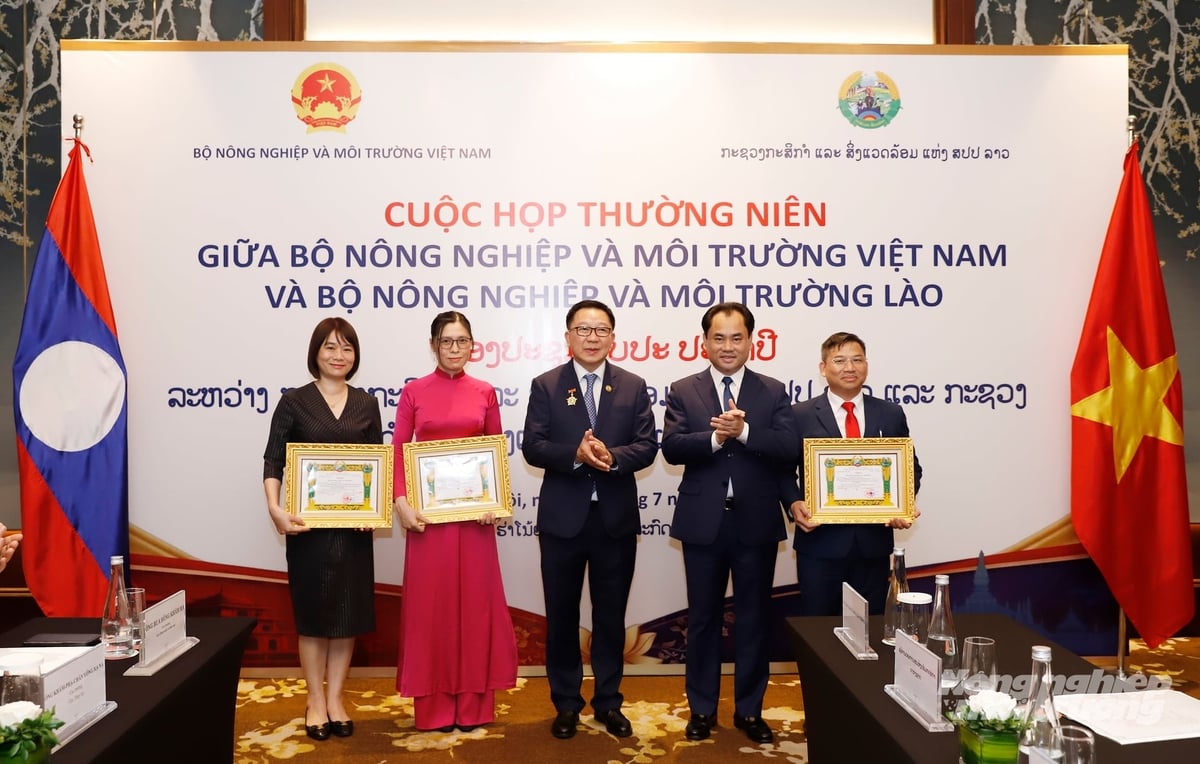 Bộ trưởng Linkham Douangsavanh đã trao Bằng khen của Bộ trưởng Bộ Nông nghiệp và Môi trường Lào cho 1 tập thể và 3 cá nhân của Bộ Nông nghiệp và Môi trường Việt Nam. Ảnh: Khương Trung.