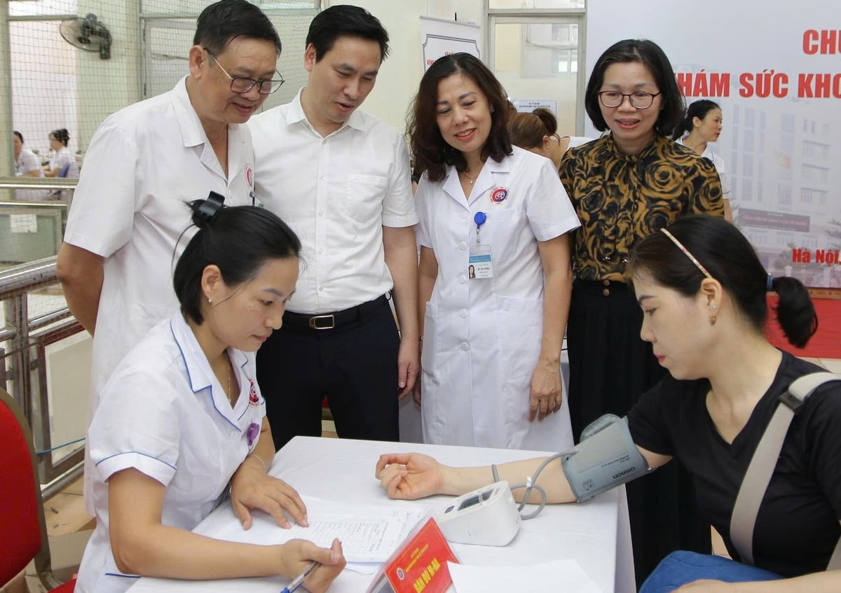 Lãnh đạo Bệnh viện cùng các đại biểu thăm hỏi người dân tham gia. Ảnh: BVĐKYHCTHN.