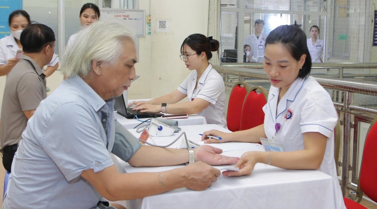 Y, bác sĩ khám sức khoẻ cho người dân. Ảnh: BVĐKYHCTHN.