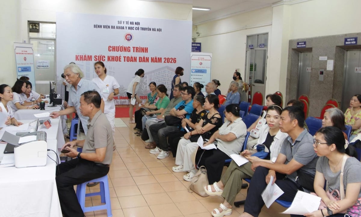 Đông đảo người dân đến khám sức khoẻ miễn phí tại chương trình. Ảnh: BVĐKYHCTHN.