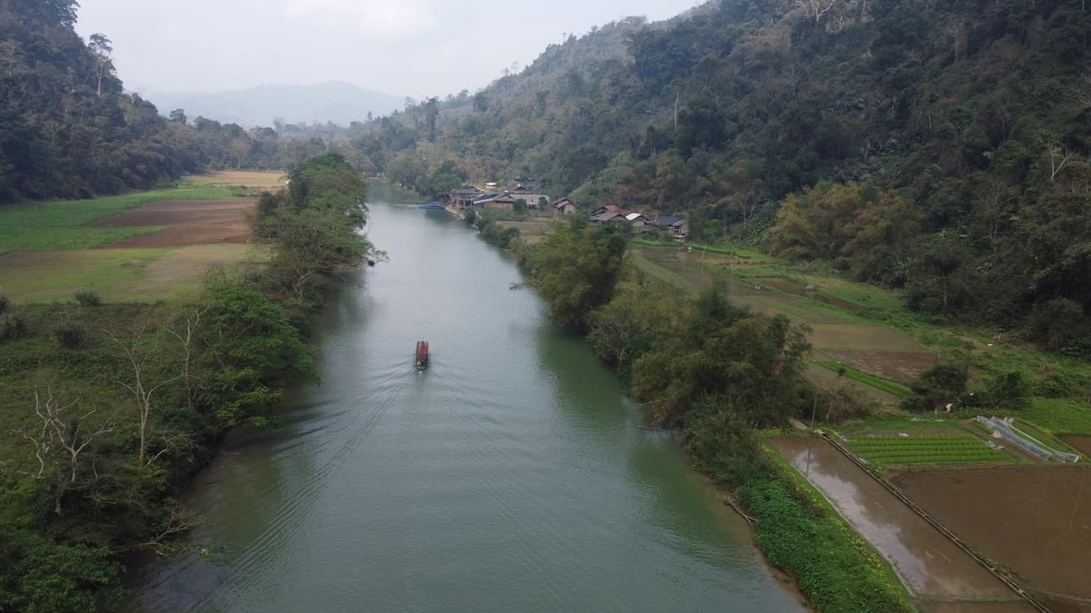 Hồ Ba Bể là khu du lịch nổi tiếng của tỉnh Thái Nguyên, thu hút du khách trong nước và quốc tế. Ảnh: Ngọc Tú.