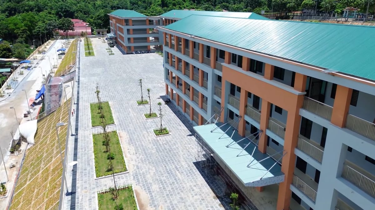 Đến nay, dự án đã hoàn thành khoảng 99% khối lượng xây dựng, các đơn vị đang hoàn thiện những hạng mục cuối cùng để kịp bàn giao trước năm học mới. Ảnh: Đình Cầu.