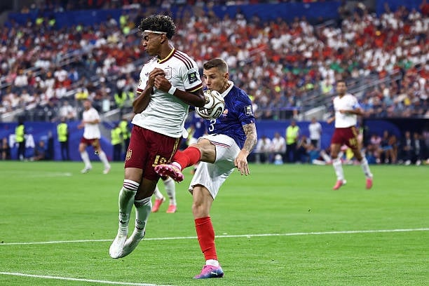 Pha phạm lỗi tai hại của Lucas Digne dẫn đến quả phạt đền cho Tây Ban Nha ở phút 22. Ảnh: Getty Images.