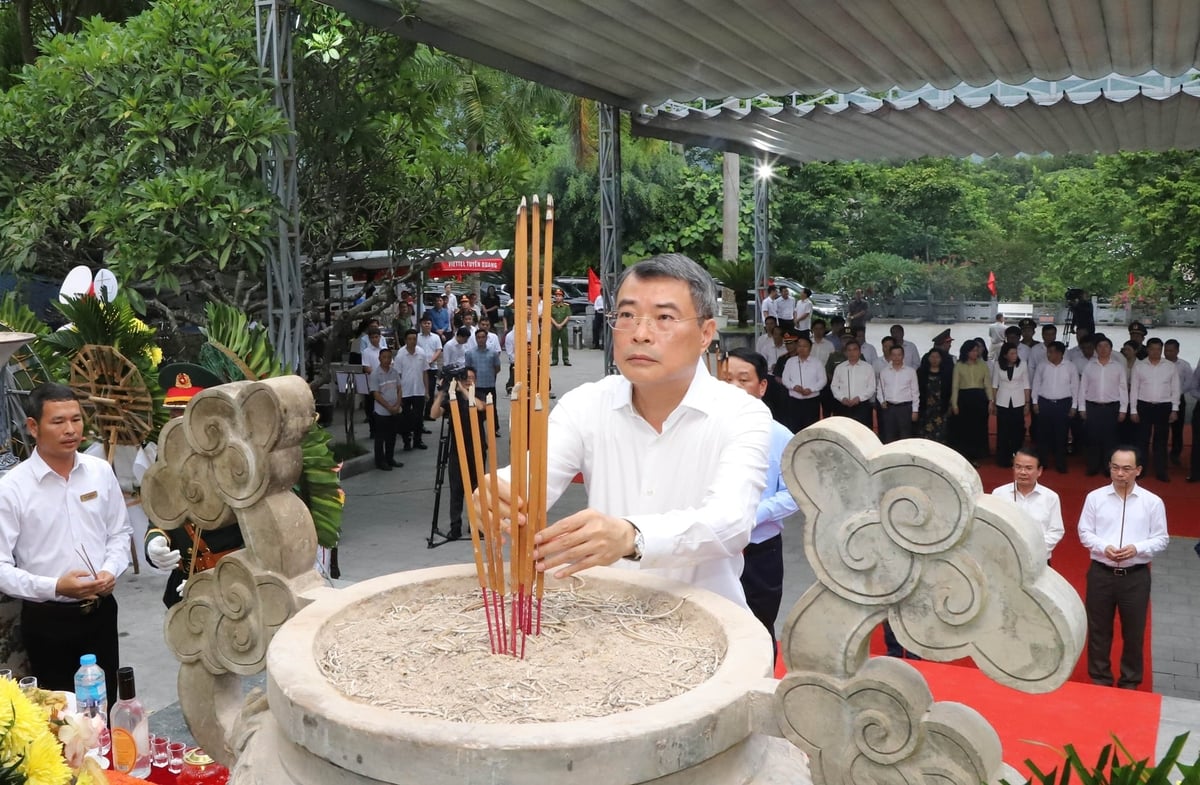 Thủ tướng Lê Minh Hưng dâng hương tưởng niệm, tri ân các Anh hùng liệt sĩ. Ảnh: Văn Nghị. 