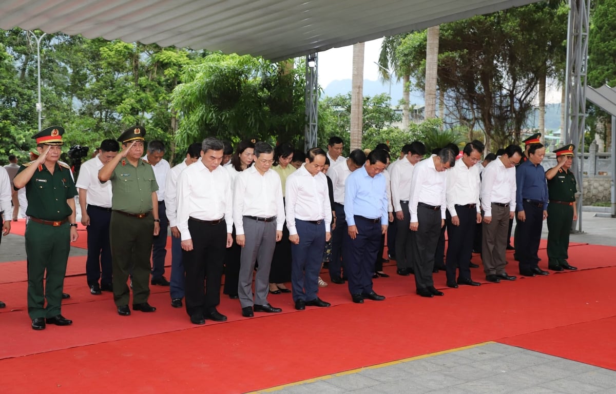 Thủ tướng Chính phủ Lê Minh Hưng cùng đoàn công tác dâng hoa tưởng nhớ, tri ân các Anh hùng liệt sĩ tại Nghĩa trang liệt sĩ quốc gia Vị Xuyên. Ảnh: Văn Nghị. 