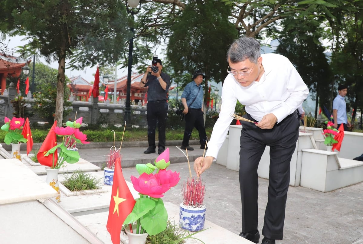 Thủ tướng Lê Minh Hưng thắp hương tri ân các Anh hùng liệt sĩ. Ảnh: Văn Nghị. 