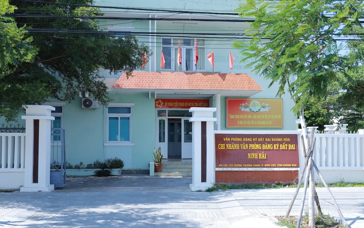 Chi nhánh Văn phòng Đăng ký đất đai Ninh Hải, đơn vị hiện quản lý 12.098 thửa đất tại 3 xã: Ninh Hải, Vĩnh Hải, Xuân Hải. Ảnh: Phương Chi.