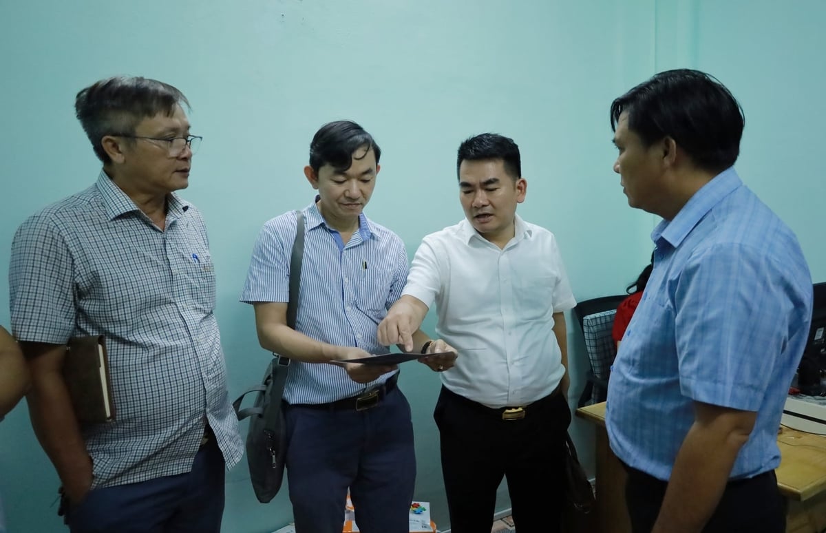 Đoàn kiểm tra trực tiếp đến các phòng chuyên môn của Chi nhánh Văn phòng Đăng ký đất đai Ninh Hải để hướng dẫn nghiệp vụ, giải đáp các vướng mắc phát sinh, hỗ trợ cán bộ chuyên môn đẩy nhanh tiến độ số hóa, cập nhật và hoàn thiện cơ sở dữ liệu đất đai. Ảnh: Phương Chi.