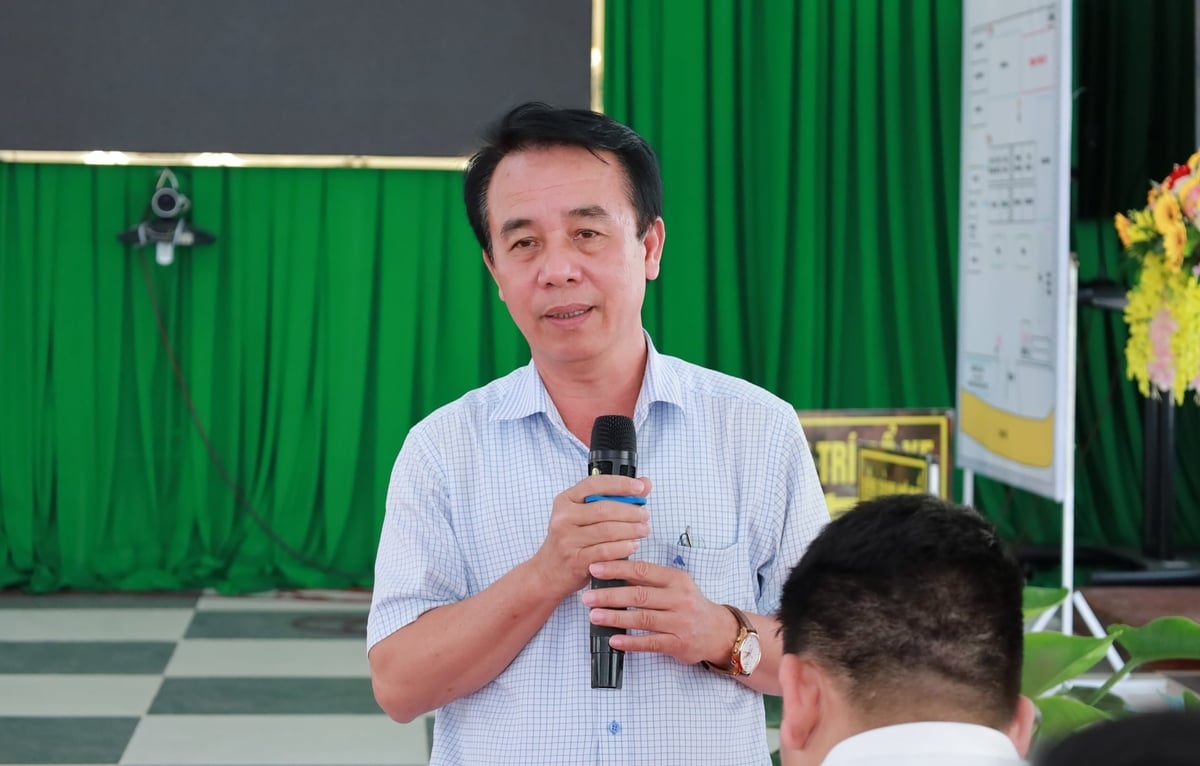 Ông Nguyễn Văn Quế, Chủ tịch UBND xã Vĩnh Hải chia sẻ thông tin đến người dân tại buổi làm việc. Ảnh: Phương Chi.