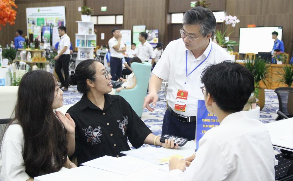 PGS.TS Nguyễn Công Tiệp - Phó Giám đốc Học viện Nông nghiệp Việt Nam chia sẻ với sinh viên Học viện về đổi mới sáng tạo. Ảnh: NVCC.