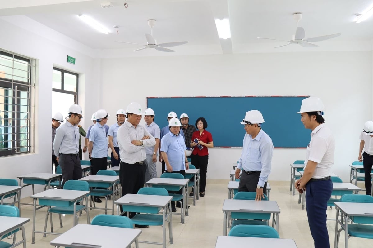 Đoàn công tác của tỉnh ủy Lai Châu cùng nhà đầu tư kiểm tra tình hình xây dựng dự án trường Phổ thông nội trú liên cấp Tiểu học và Trung học cơ sở xã Phong Thổ. Ảnh: Đình Cầu.