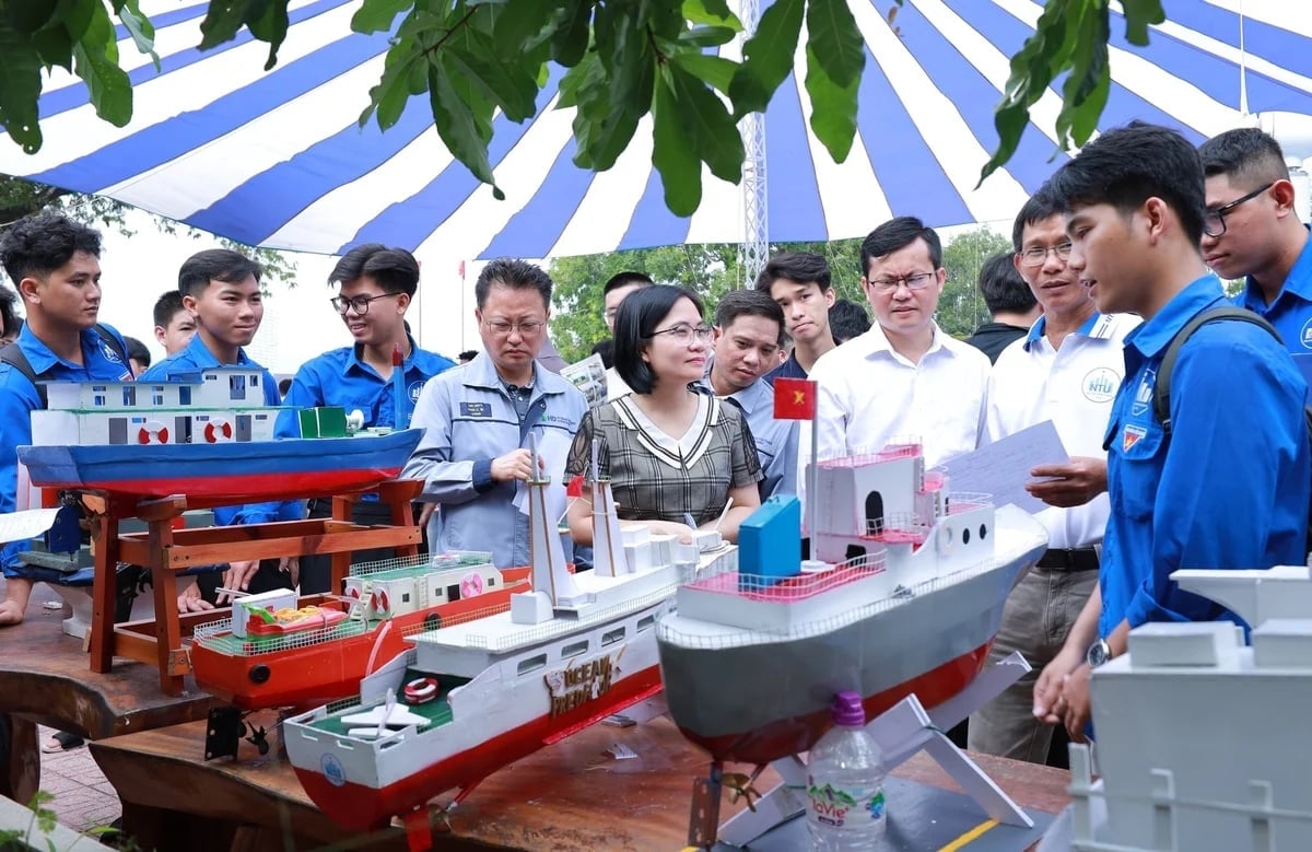 Năm 2026, hơn 50% thí sinh đăng ký xét tuyển đại học vào các ngành STEM. Ảnh: Phương Chi.