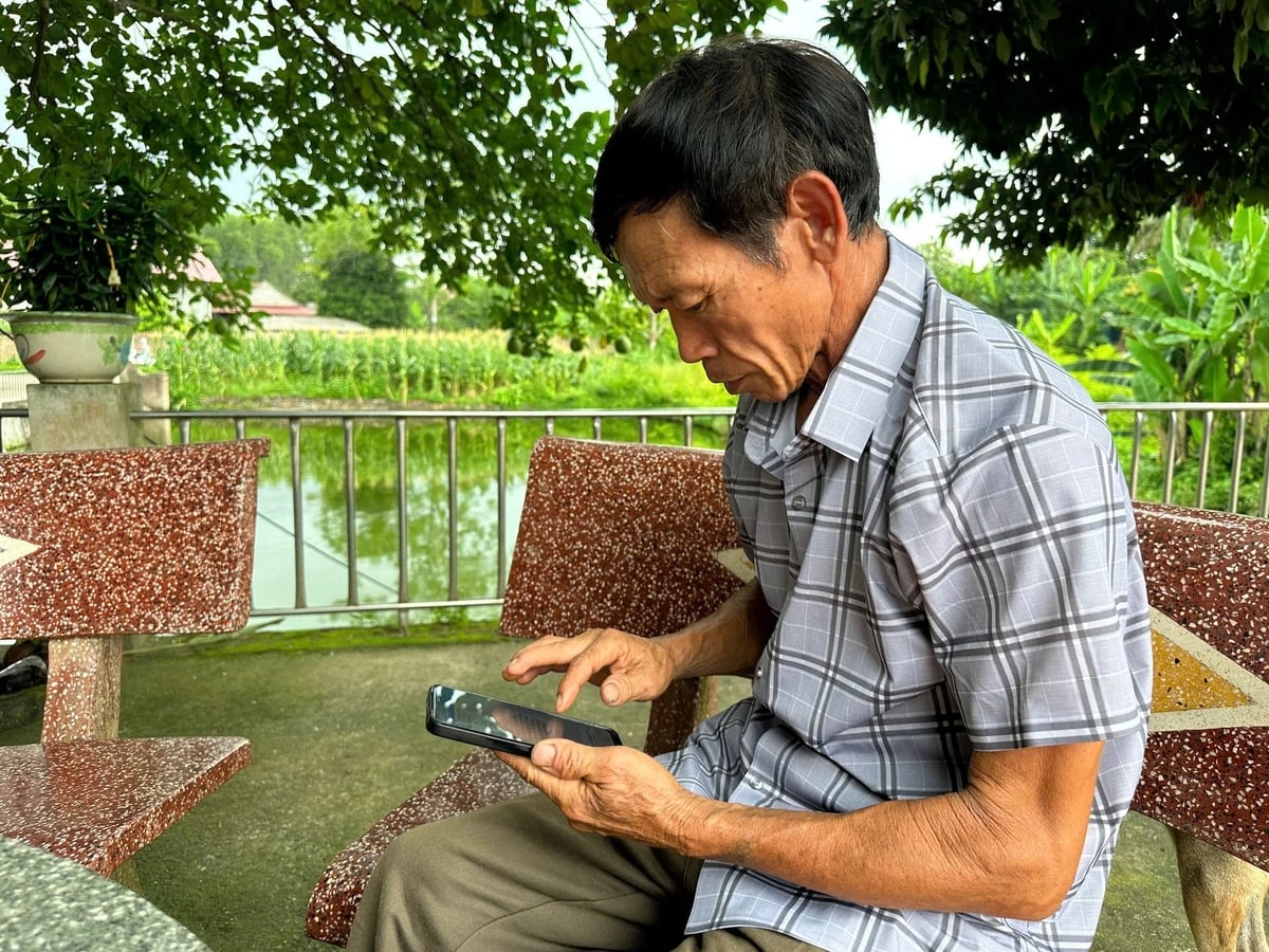 Ông Dương Đình Thành đã dần quen xử lý công việc qua điện thoại. Ảnh: Quang Linh.
