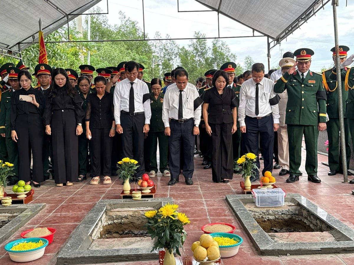 Các đại biểu dành phút mặc niệm, tưởng nhớ các anh hùng liệt sĩ đã hy sinh vì độc lập, tự do của Tổ quốc. Ảnh: Lan Anh.