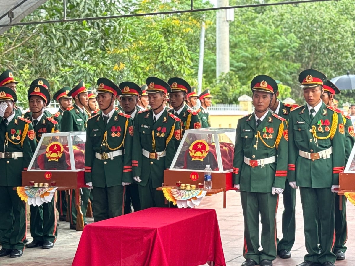 Lễ truy điệu và an táng 5 hài cốt liệt sĩ diễn ra trang nghiêm tại Nghĩa trang Liệt sĩ Hà Nha. Ảnh: Lan Anh.