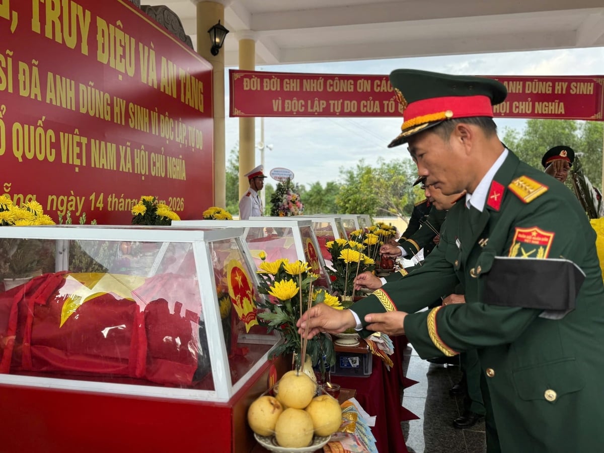 Các đại biểu dâng hương tưởng niệm 5 liệt sĩ được tìm thấy tại hang Đá Sập. Ảnh: Lan Anh.