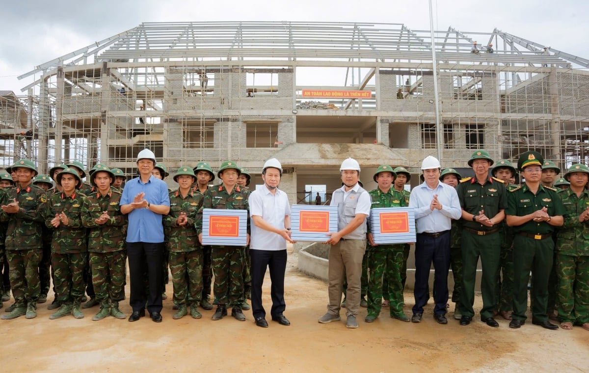 Phó Thủ tướng Chính phủ Lê Tiến Châu tặng quà, động viên các cán bộ, chiến sĩ, công nhân... trên công trường. Ảnh: Minh Dinh.