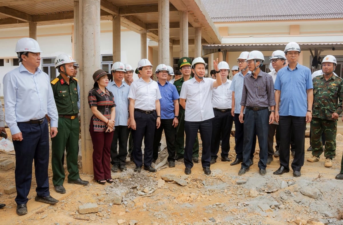 Phó Thủ tướng Lê Tiến Châu kiểm tra tiến độ các dự án xây dựng Trường phổ thông nội trú tại A Lưới. Ảnh: Minh Dinh.