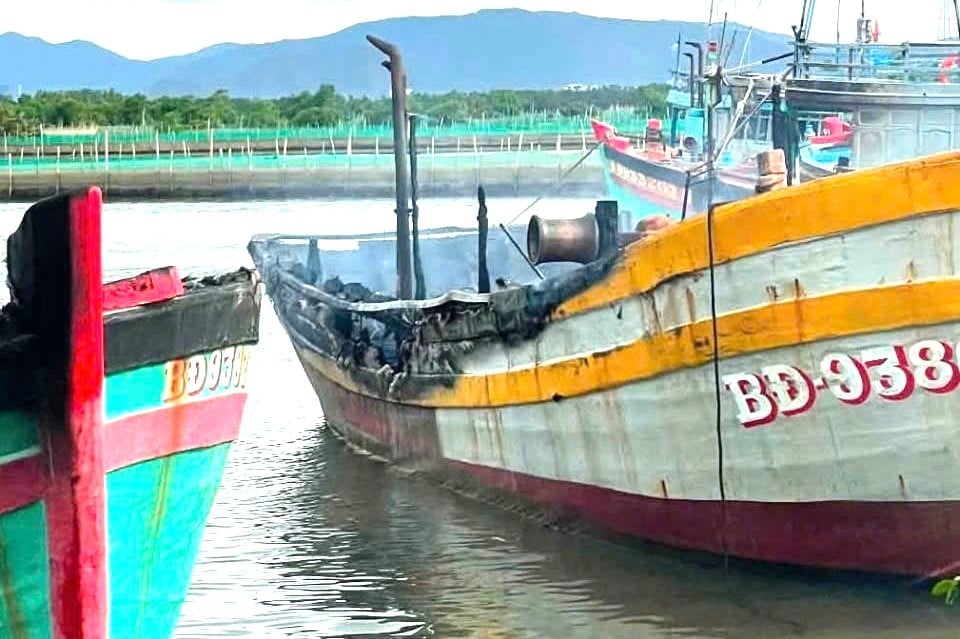 Bến neo đậu tự phát tại Khe Đá trên đầm Thị Nại được các chủ đìa nuôi tôm gần đó nhận trông giữ tàu với giá rẻ nên thu hút các chủ tàu đưa về đây neo đậu. Ảnh: V.Đ.T.