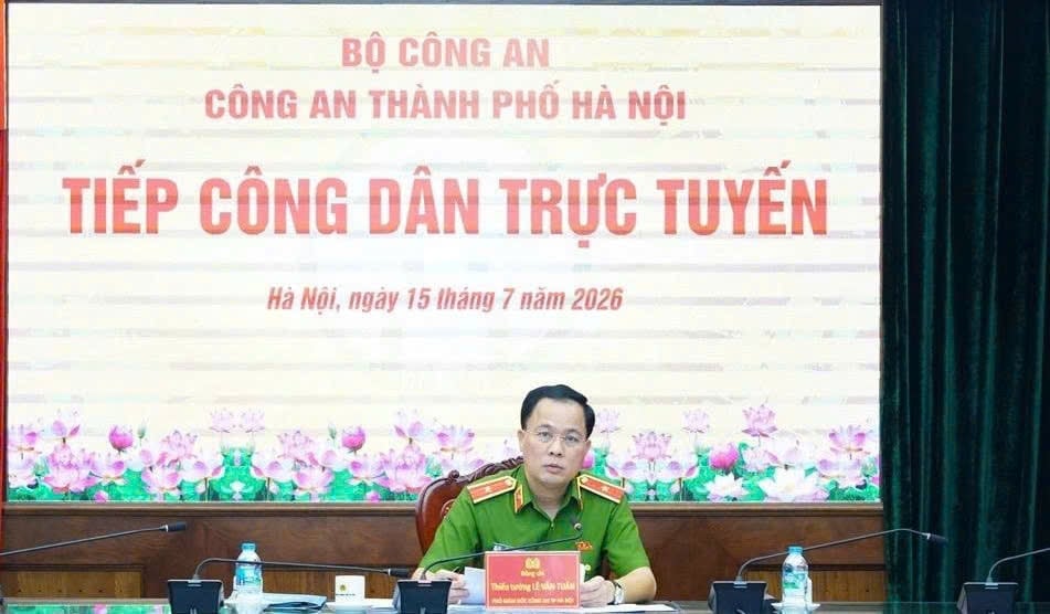 Thiếu tướng Lê Văn Tuân - Phó Giám đốc Công an TP. Hà Nội chủ trì buổi tiếp công dân trực tuyến. Ảnh: Công an TP Hà Nội.