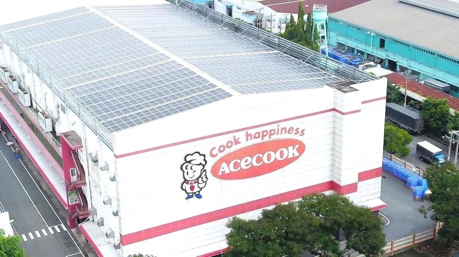 Hệ thống điện mặt trời áp mái được sử dụng cho các hoạt động sản xuất và tòa nhà văn phòng chính tại KCN Tân Bình, TP Hồ Chí Minh. Ảnh: Acecook Việt Nam.