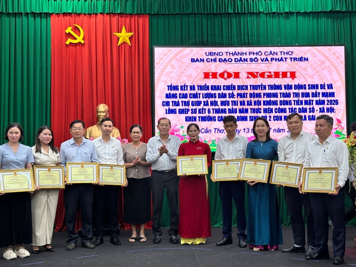 Đại diện lãnh đạo TP Cần thơ trao bằng khen cho các đơn vị thuộc Agribank Ngã Bảy Hậu Giang. Ảnh: Thanh Phong.
