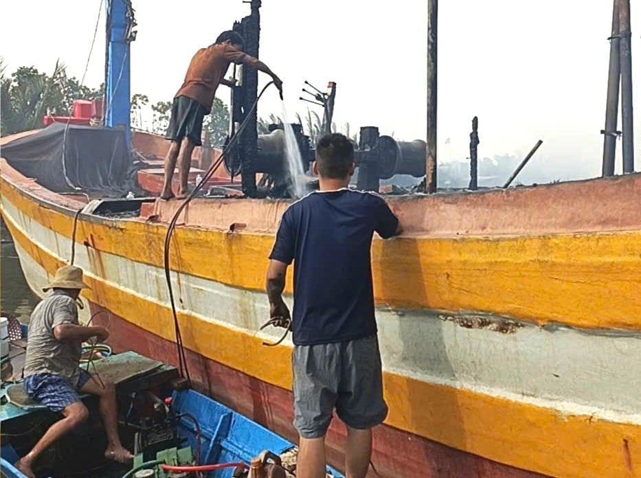 Tàu cá neo đậu ở bến neo đậu tự phát tại Khe Đá trên đầm Thị Nại tiềm ẩn nhiều nguy cơ nếu xảy ra hỏa hoạn. Ảnh: V.Đ.T.