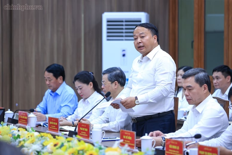 Đồng chí Phan Huy Ngọc, Phó Bí thư Tỉnh ủy, Chủ tịch UBND tỉnh Tuyên Quang báo cáo tại cuộc làm việc. Ảnh: VGP/Nhật Bắc.