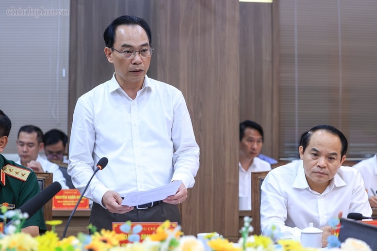 Bộ trưởng Bộ Giáo dục và Đào tạo Hoàng Minh Sơn báo cáo tại cuộc làm việc. Ảnh: VGP/Nhật Bắc.