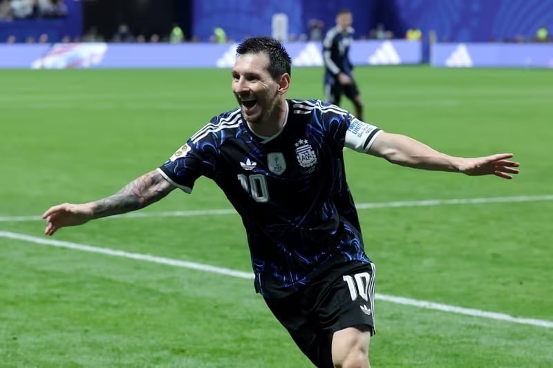 Lionel Messi chói sáng trong chiến thắng của Argentina. Ảnh: FIFA.