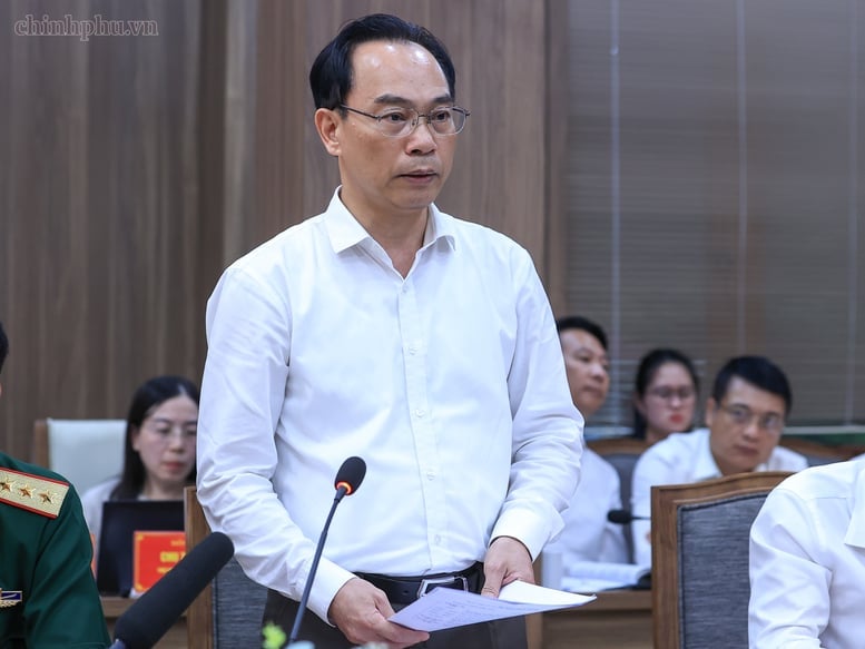 Bộ trưởng Bộ Giáo dục và Đào tạo Hoàng Minh Sơn báo cáo tại cuộc làm việc. Ảnh: VGP/Nhật Bắc.