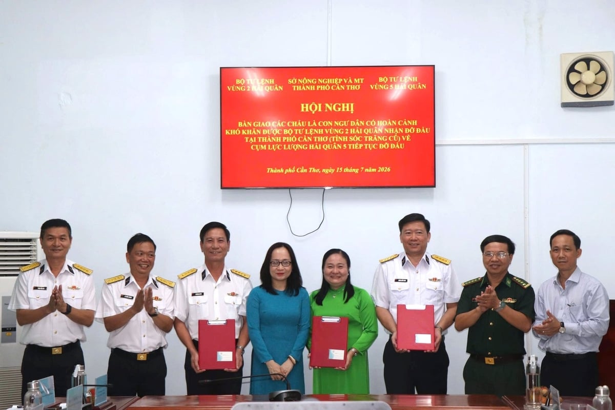 Các đơn vị tiến hành bàn giao hồ sơ, tài liệu liên quan đến chương trình 'Hải quân nhận đỡ đầu con ngư dân' tại TP Cần Thơ. Ảnh: Kim Anh.