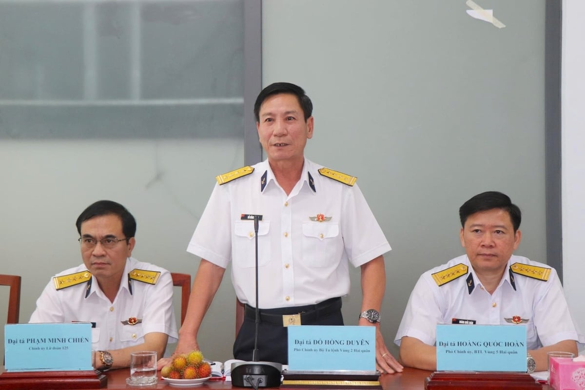 Đại tá Đỗ Hồng Duyên bày tỏ mong muốn, chính quyền địa phương và Bộ Tư lệnh Vùng 5 Hải quân tiếp tục phối hợp chặt chẽ, bảo đảm điều kiện tốt nhất để nuôi dưỡng và nâng đỡ các em vững bước trưởng thành. Ảnh: Kim Anh.