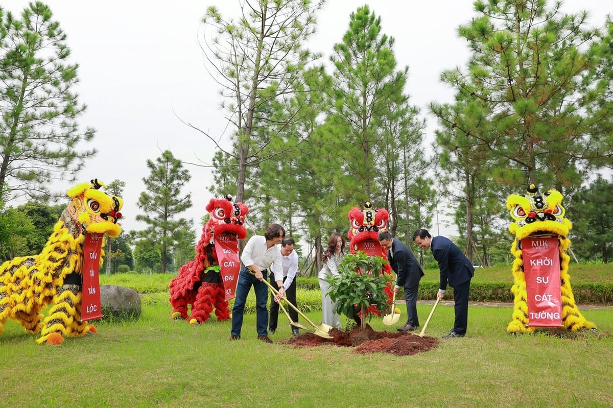 Nghi thức trồng cây đánh dấu bước khởi đầu cho hành trình kiến tạo khu đô thị Forestia Park. Ảnh: MikGroup.