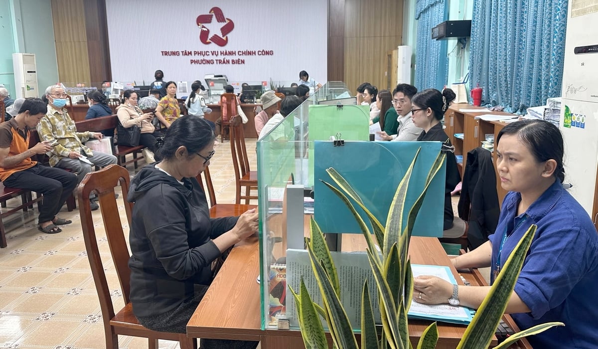 TP. Đồng Nai yêu cầu các địa phương hoàn thiện và nhân rộng các mô hình, sáng kiến, cách làm hiệu quả trong tuyên truyền CCHC gắn với chuyển đổi số và xây dựng chính quyền số; trong đó, chú trọng hỗ trợ người dân làm thủ tục hành chính tại Trung tâm Phục vụ hành chính công. Ảnh: Tường Tú.