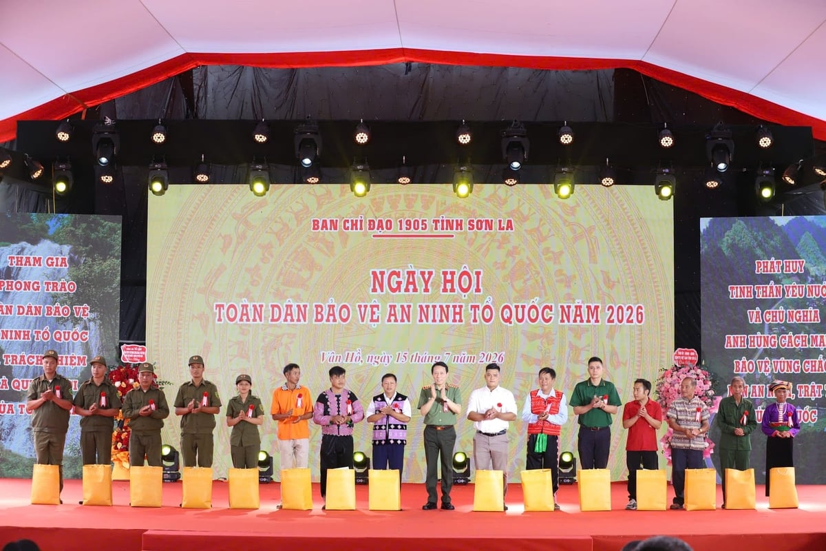 Đại tướng Lương Tam Quang, Ủy viên Bộ Chính trị, Bộ trưởng Bộ Công an tặng quà cho người có uy tín, già làng, trưởng bản, thành viên lực lượng tham gia bảo vệ ANTT, các gia đình chính sách, có hoàn cảnh khó khăn trên địa bàn bản Lóng Luông và xã Vân Hồ. Ảnh: Trấn Long.