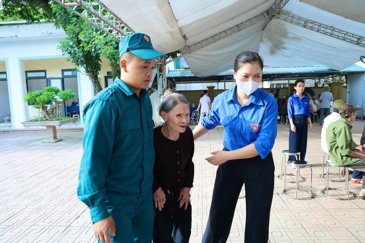 Các lực lượng hỗ trợ, hướng dẫn người có công và đối tượng chính sách đến khám sức khỏe. Ảnh: Hoài Lưu
