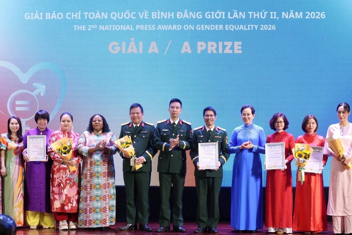  Ban Tổ chức trao Giải A cho các tập thể, cá nhân. Ảnh: Thu Hà.