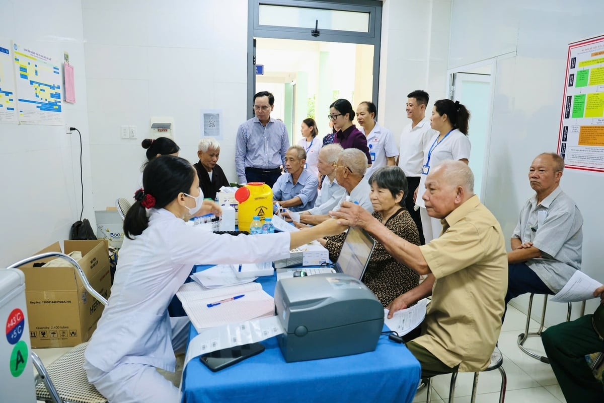 Hình ảnh thăm khám, tư vấn sức khỏe tại chương trình. Ảnh: Hoài Lưu.