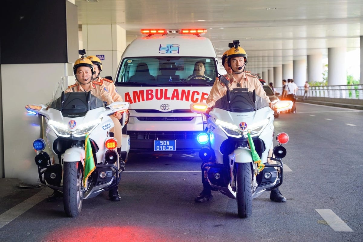 Lực lượng Cảnh sát giao thông hỗ trợ dẫn đường cho xe cứu thương. Ảnh: Bệnh viện cung cấp.