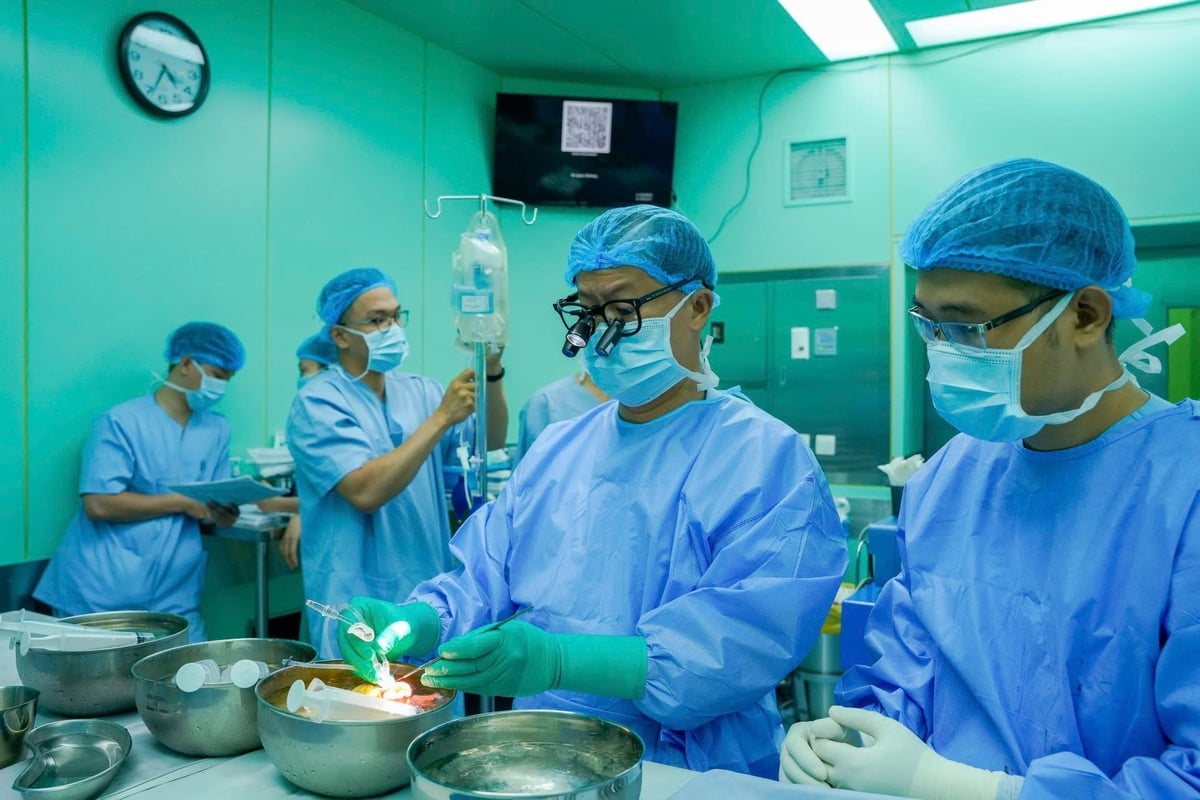 Ngay khi về đến phòng mổ BV ĐHYD, trái tim hiến lập tức được ê-kíp tiếp nhận, cẩn trọng đánh giá và xử lý bước đầu. Ảnh: Bệnh viện cung cấp.