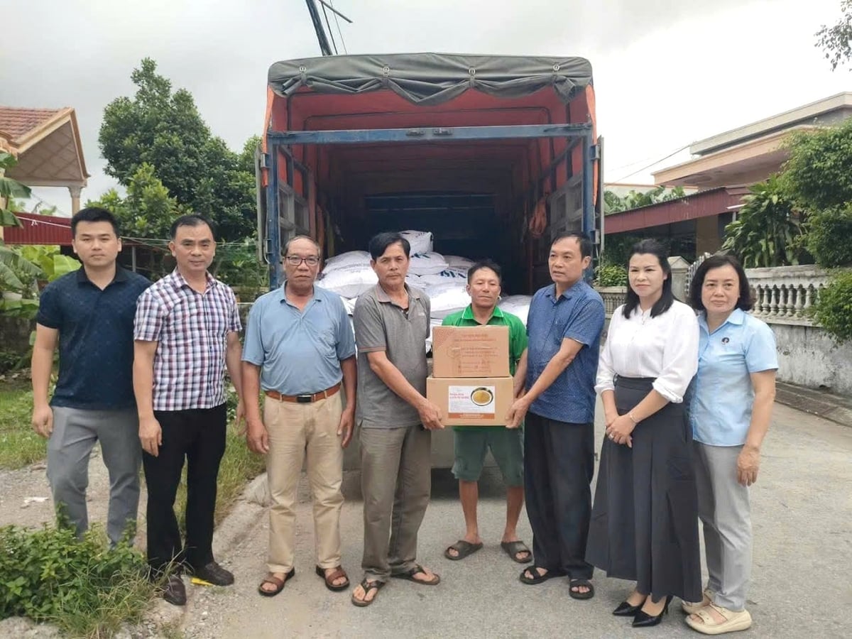 Đại diện Ban Quản lý rừng và Khuyến nông Hải Phòng bàn giao vật tư thực hiện mô hình 'Nuôi ong mật đạt tiêu chuẩn VietGAHP, gắn liên kết tiêu thụ sản phẩm, truy xuất nguồn gốc' cho người dân phường Nam Đồ Sơn. Ảnh: Đinh Mười.