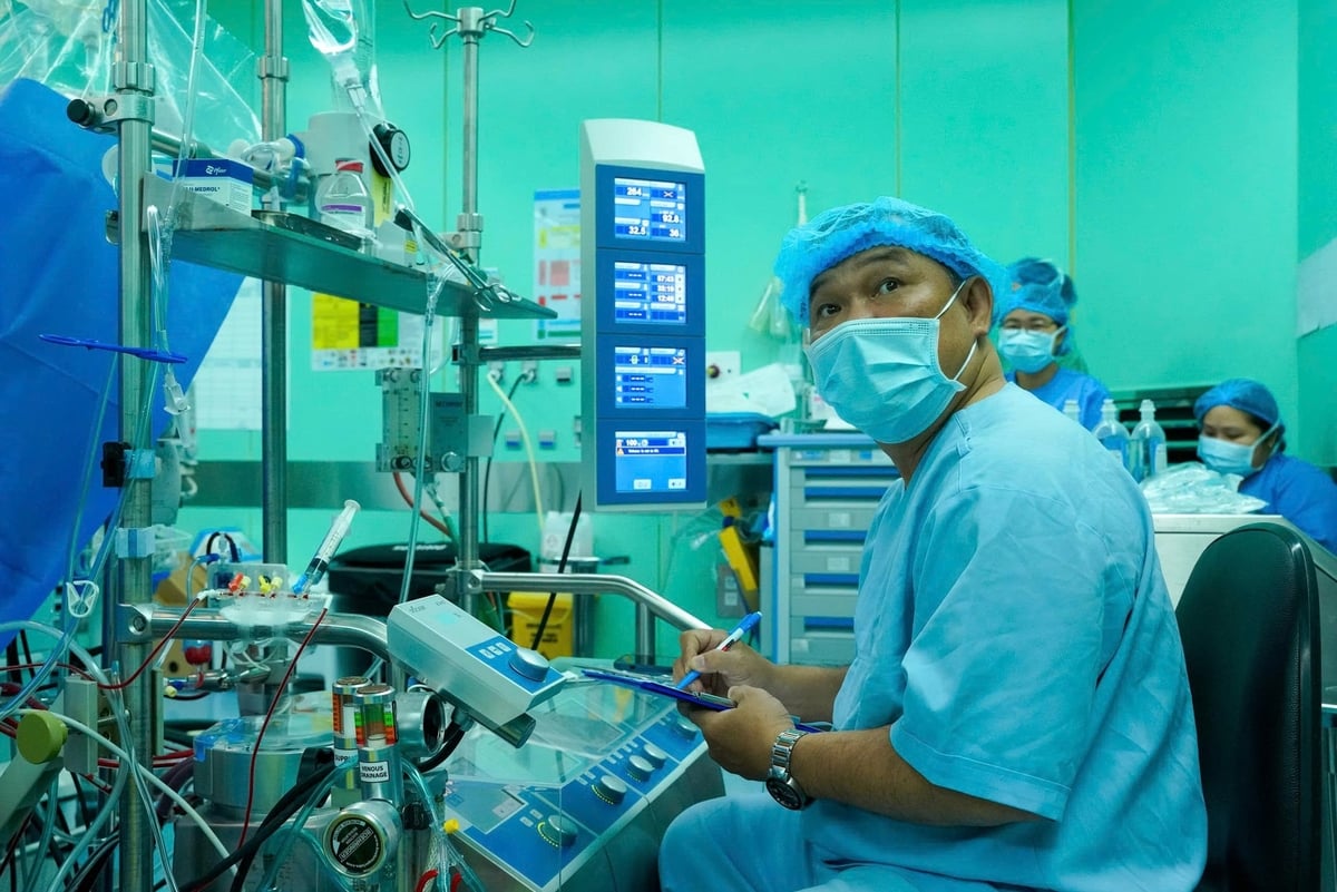 Song hành cùng các phẫu thuật viên, ê-kíp vận hành hệ thống tuần hoàn ngoài cơ thể (ECMO) kiểm soát nghiêm ngặt từng chỉ số sinh tồn của người bệnh suốt quá trình. Ảnh: Bệnh viện cung cấp.