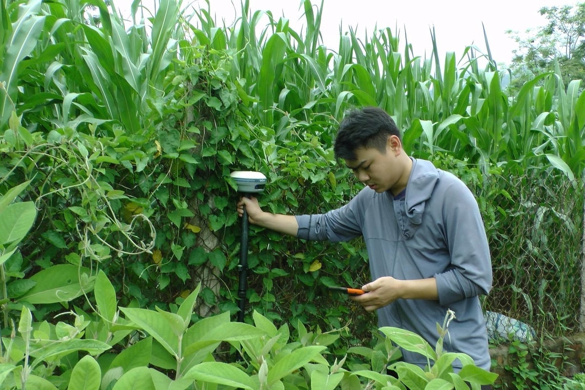 Việc tiếp cận thực địa để đo đạc và xác minh ranh giới thửa đất mất nhiều thời gian. Ảnh: Thanh Tiến.