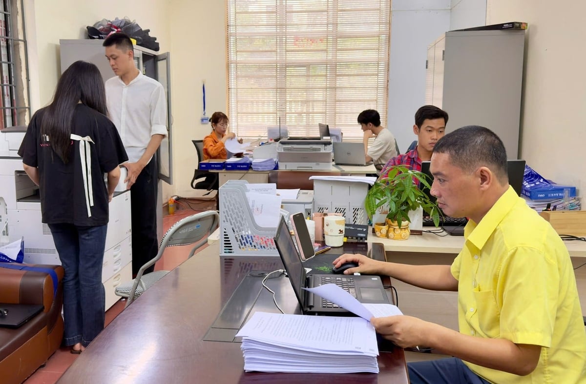 Thầy trò trường Cao đẳng nghề Yên Bái miệt mài hỗ trợ cơ sở nhập dữ liệu đất đai. Ảnh: Thanh Tiến.
