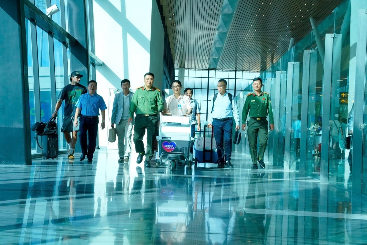 Trái tim người hiến nhanh chóng được vận chuyển về sân bay Tân Sơn Nhất dưới sự phối hợp chặt chẽ của ê-kíp BV ĐHYD và các lực lượng chức năng. Ảnh: Bệnh viện cung cấp.